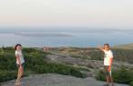 Admirando a paisagem do alto da Cadillac Mountain, no Acadia National Park, no Maine - Estados Unidos